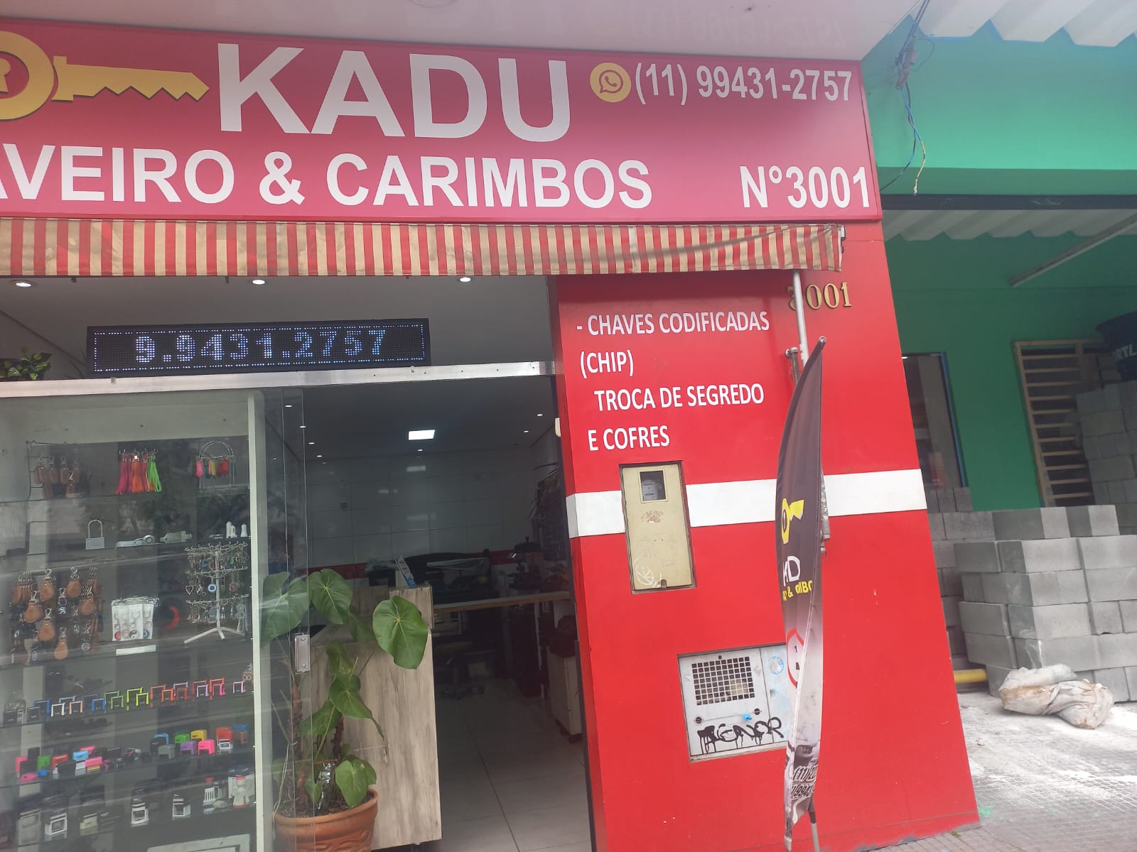 Detalhe da fachada com letreiro KADU