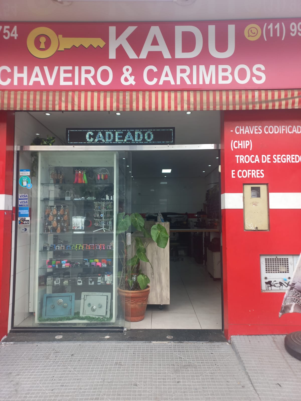 Vitrine com chaves, cadeados e cofres