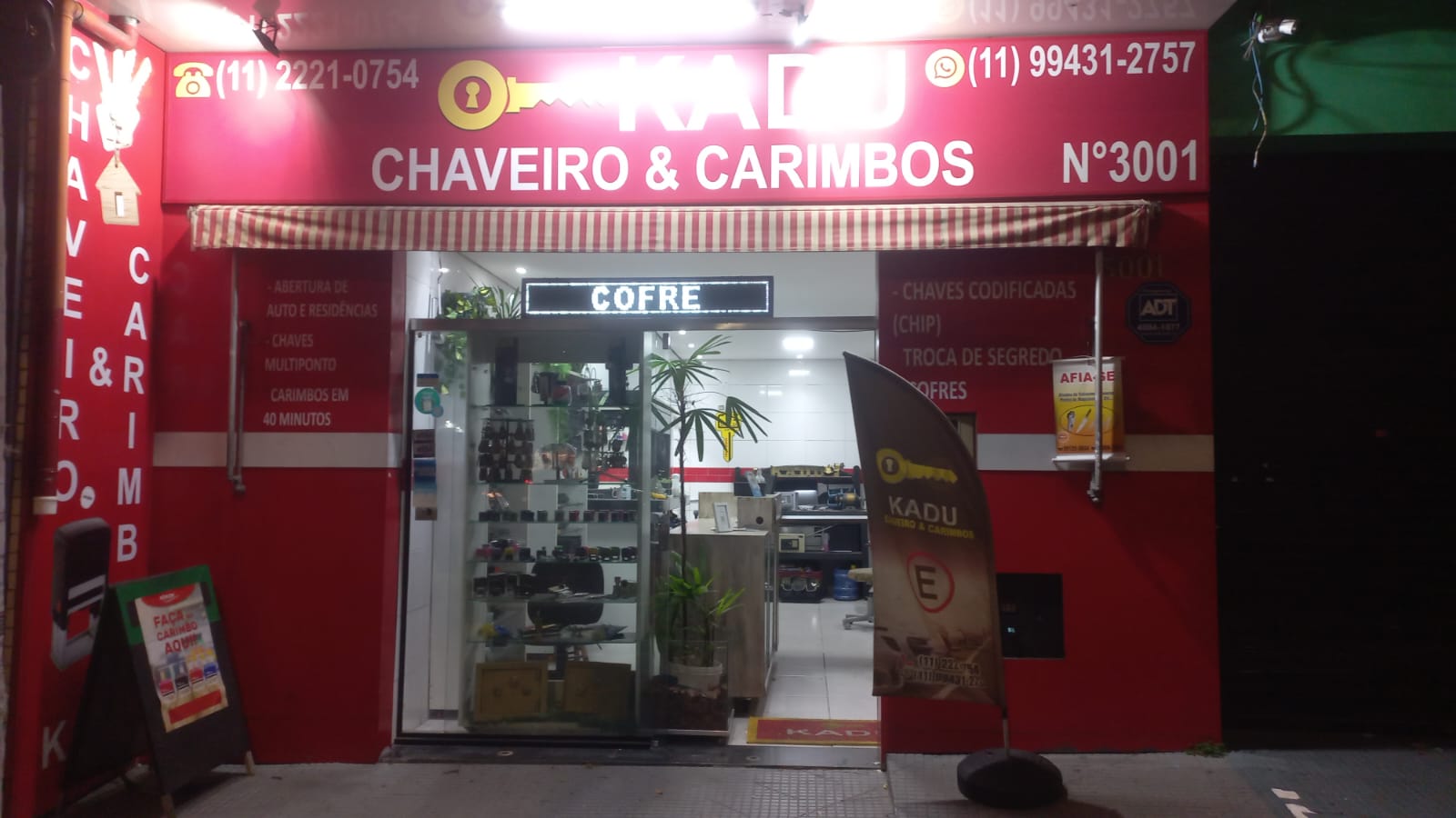 Loja KADU iluminada à noite