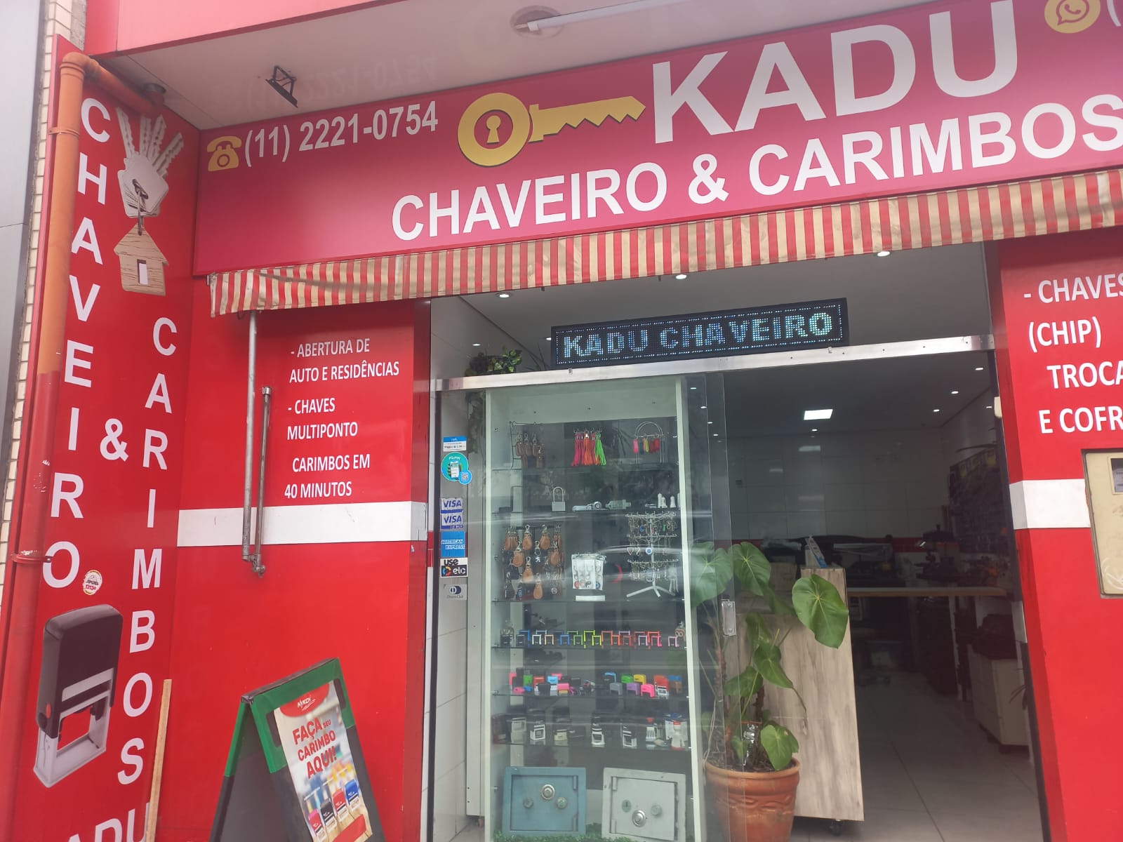 Entrada da loja Chaveiros & Carimbos KADU
